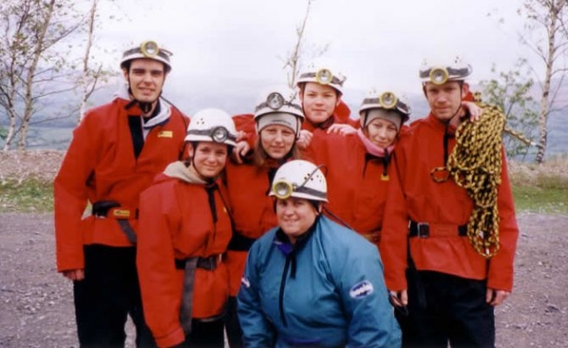  Disfrute de la espeleología con amigos 